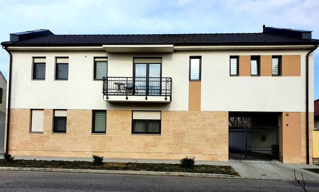 Maya Apartment Sarvar Exterior photo